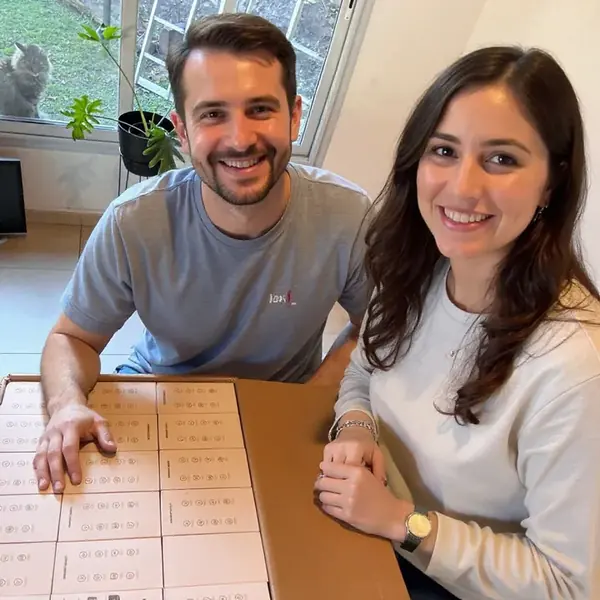 Pareja en su casa con la caja de su pedido importado de China